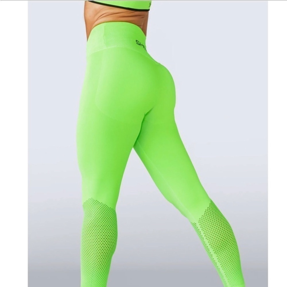 ✨NWT! SHEFIT Seamless Leggings in Neon Green, size Luxe (L).